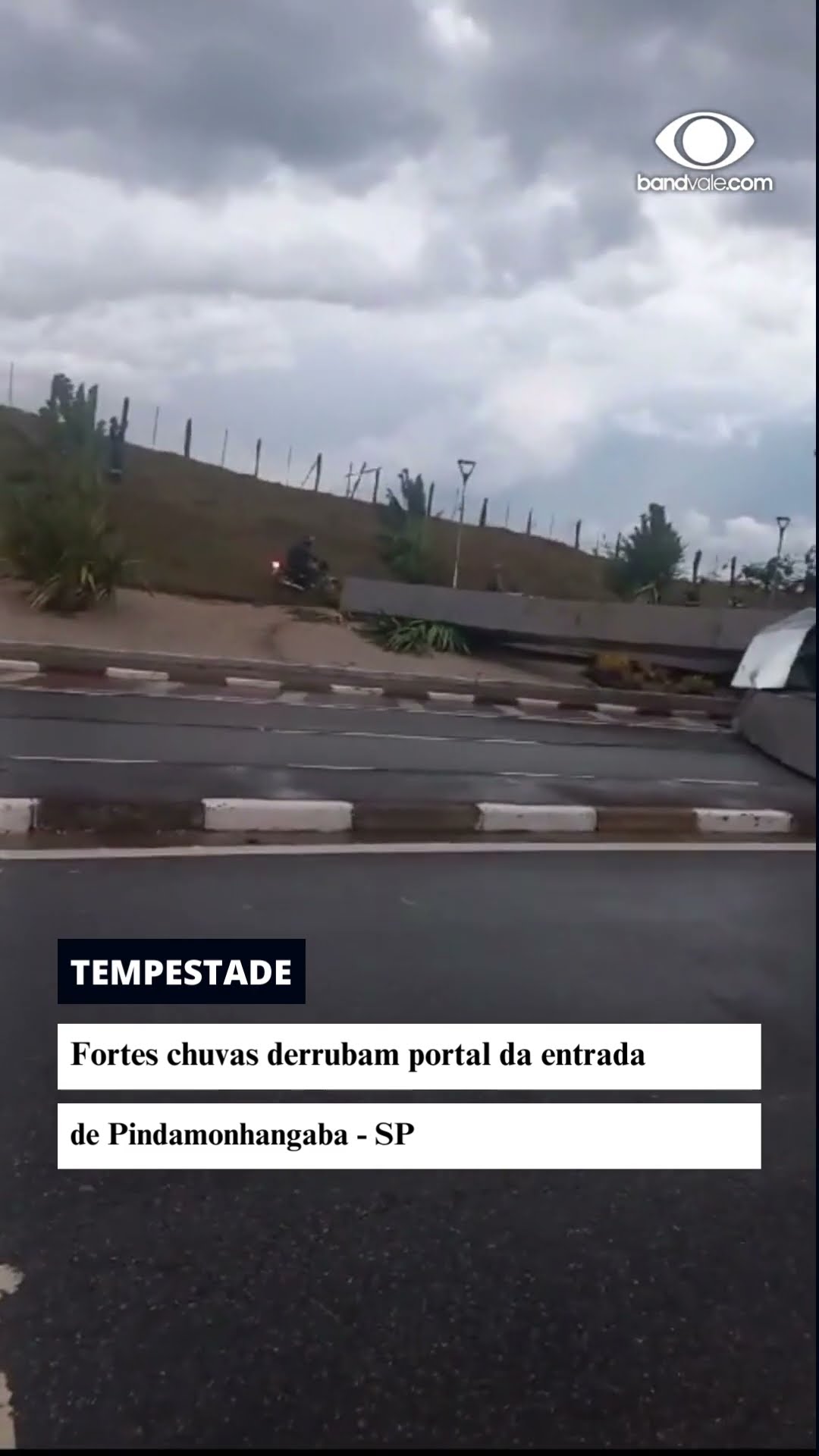 Tempestade derruba portal da entrada de Pindamonhangaba - SP